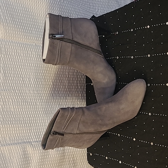 Bandolino Shoes - Bandolino Bdwillaria Women's Soft Suede Grey Ankle Boots Size 10M